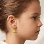 Aretes de Argolla Huggies para Niñas con Dije de Pez Payaso Esmaltado en Oro - Imagen 2