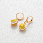 Aretes de Argolla Huggies para Niñas Bañados en Oro con Dijes Colgantes de Naranja Esmaltados