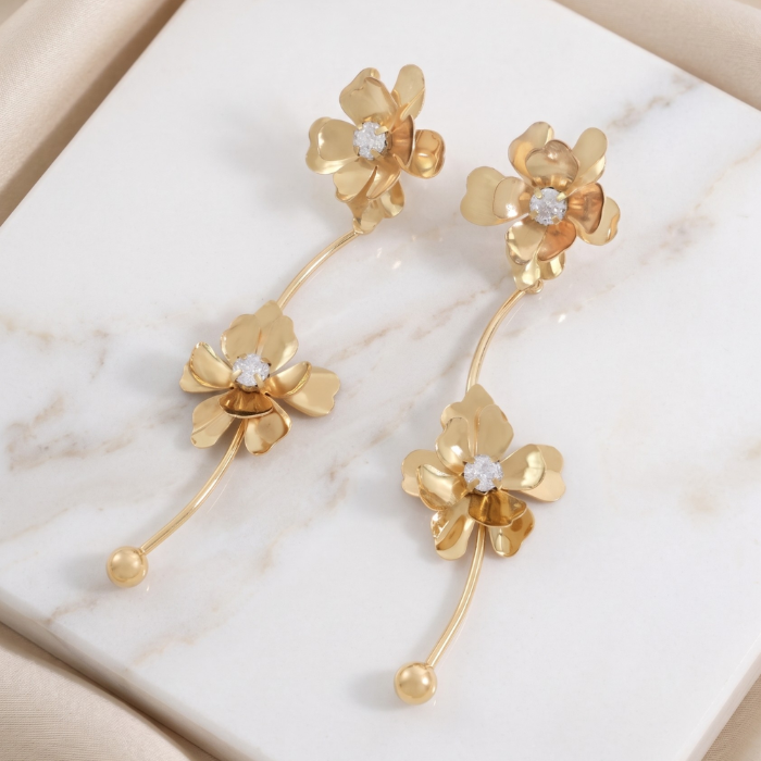 43 Aretes Largos Colgantes Bañados en Oro con Doble Flor Tridimensional y Circones - Imagen 1