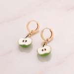 Aretes de Argolla Huggies para Niñas Bañados en Oro con Dijes Colgantes de Manzana Verde Esmaltados
