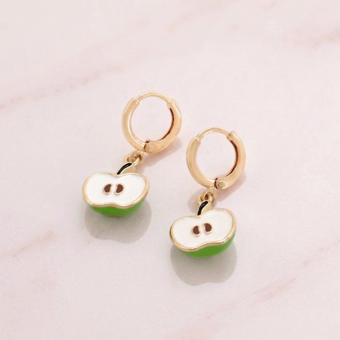 430 Aretes de Argolla Huggies para Niñas Bañados en Oro con Dijes Colgantes de Manzana Verde Esmaltados - Imagen 1
