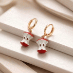 Aretes de Argolla Huggies para Niñas Bañados en Oro con Dijes Colgantes de Corazón/Centro de Manzana Roja Esmaltados
