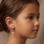 Aretes de Argolla Huggies para Niñas Bañados en Oro con Dijes Colgantes de Corazón/Centro de Manzana Roja Esmaltados - Imagen 2