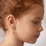 Aretes de Argolla Huggie para Niñas Bañados en Oro con Dijes Colgantes de Gajo de Naranja Esmaltados - Imagen 2