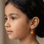 Aretes de Argolla Huggies para Niñas Bañados en Oro con Dijes Colgantes de Mandarina Esmaltados - Imagen 2