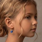 Aretes de Argolla Huggies para Niñas Bañados en Oro con Dijes Colgantes de Pez Cirujano Azul Esmaltados - Imagen 2
