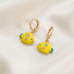 Aretes de Argolla Huggies para Niñas Bañados en Oro con Dijes Colgantes de Pez Amarillo Esmaltados