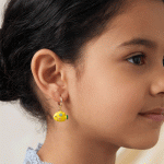 Aretes de Argolla Huggies para Niñas Bañados en Oro con Dijes Colgantes de Pez Amarillo Esmaltados - Imagen 2