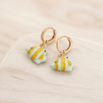 Aretes de Argolla Huggies para Niñas Bañados en Oro con Dijes Colgantes de Pez Tropical Esmaltados