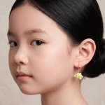 Aretes de Argolla Huggies para Niñas Bañados en Oro con Dijes Colgantes de Pez Tropical Esmaltados - Imagen 2