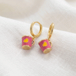 Aretes de Argolla Huggies para Niñas Bañados en Oro con Dijes Colgantes de Taza Rosada y Corazón Esmaltados
