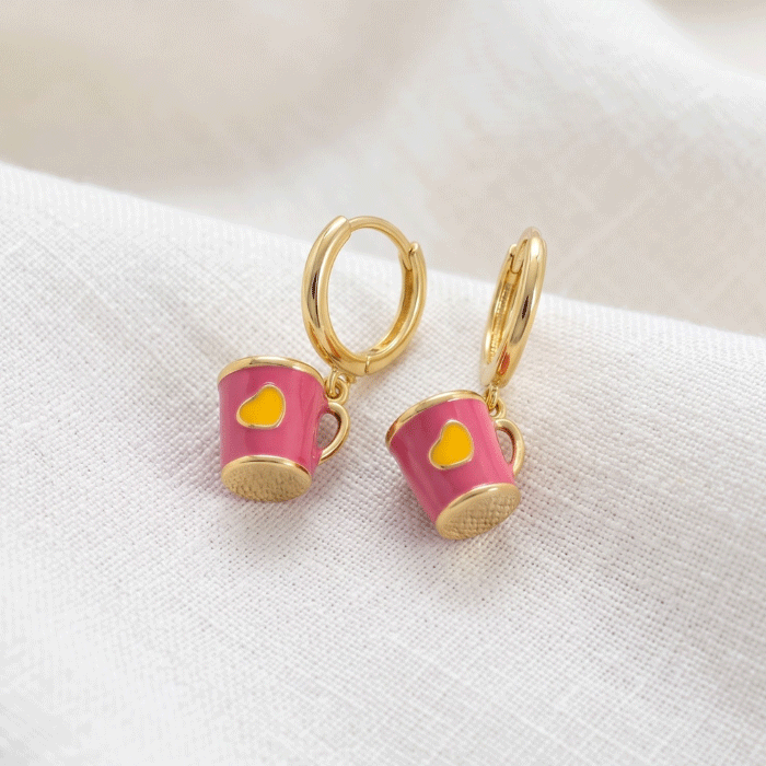 446 Aretes de Argolla Huggies para Niñas Bañados en Oro con Dijes Colgantes de Taza Rosada y Corazón Esmaltados - Imagen 1