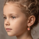 Aretes de Argolla Huggies para Niñas Bañados en Oro con Dijes Colgantes de Taza Rosada y Corazón Esmaltados - Imagen 2