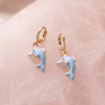 Aretes de Argolla Huggies para Niñas Bañados en Oro con Dijes Colgantes de Delfín Azul Pastel Esmaltados