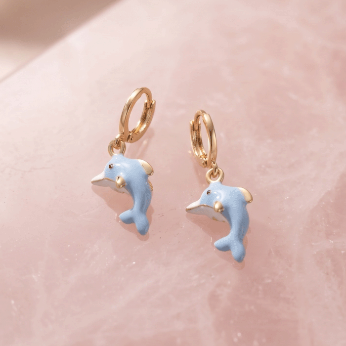 448 Aretes de Argolla Huggies para Niñas Bañados en Oro con Dijes Colgantes de Delfín Azul Pastel Esmaltados - Imagen 1