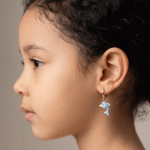 Aretes de Argolla Huggies para Niñas Bañados en Oro con Dijes Colgantes de Delfín Azul Pastel Esmaltados - Imagen 2