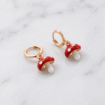Aretes de Argolla Huggies para Niñas Bañados en Oro con Dijes Colgantes de Hongo Rojo Esmaltados