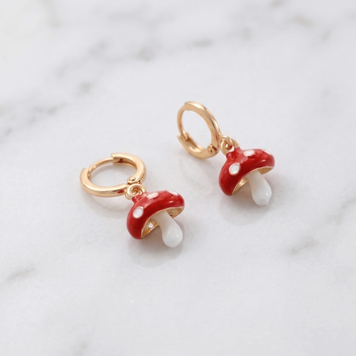 450 Aretes de Argolla Huggies para Niñas Bañados en Oro con Dijes Colgantes de Hongo Rojo Esmaltados - Imagen 1
