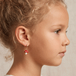 Aretes de Argolla Huggies para Niñas Bañados en Oro con Dijes Colgantes de Hongo Rojo Esmaltados - Imagen 2