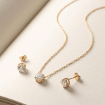 Juego de Collar y Aretes Topos Solitario para Damas Bañados en Oro con Circones Brillantes