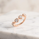 Anillo Ajustable Abierto Corazones de Circones Bañado en Oro para Damas