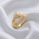 Anillo Ajustable Escultórico Tipo Bypass Bañado en Oro con Circones para Damas
