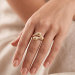 Anillo Ajustable Escultórico Tipo Bypass Bañado en Oro con Circones para Damas - Imagen 2