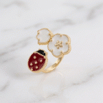 Anillo Ajustable Abierto Mariquita y Flores Esmaltadas Bañado en Oro
