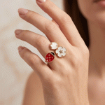 Anillo Ajustable Abierto Mariquita y Flores Esmaltadas Bañado en Oro - Imagen 2