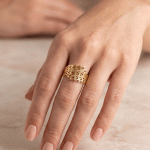 Anillo Ajustable Calado de Hojas y Laureles Bañado en Oro para Damas - Imagen 2