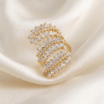Anillo Ajustable Multicapa en Espiral Bañado en Oro con Circones Baguette para Damas