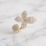 Anillo Ajustable Abierto Flor de Cuatro Pétalos Bañado en Oro con Circones Pavé
