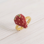 Anillo Ajustable de Fresa 3D Esmaltada con Aro Estilo Cadena Bañado en Oro