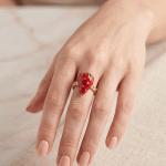 Anillo Ajustable de Fresa 3D Esmaltada con Aro Estilo Cadena Bañado en Oro - Imagen 2