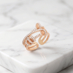 Anillo Ajustable Multicapa Entrelazado en Oro Rosa con Circones Pavé para Damas