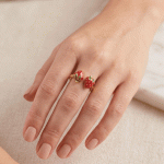Anillo Ajustable Abierto Doble Fresa Esmaltada en Oro - Imagen 2