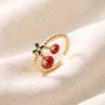 Anillo Ajustable de Cerezas Esmaltadas y Circones sobre Aro Texturizado en Oro
