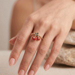 Anillo Ajustable de Cerezas Esmaltadas y Circones sobre Aro Texturizado en Oro - Imagen 2