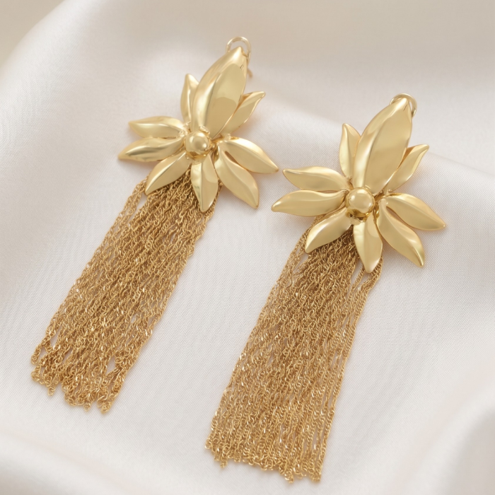 51 Aretes Largos Bañados en Oro con Flor de Loto Tridimensional y Flecos de Malla - Imagen 1