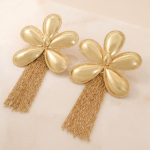 Aretes Largos Bañados en Oro con Flor Abombada de Borde Punteado y Malla de Cadenas