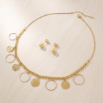 Juego de Collar Estilo Gargantilla y Aretes Bañados en Oro con Dijes de Monedas y Aros Texturizados