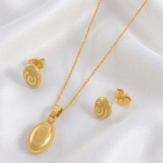 Juego de Cadena, Dije Ovalado y Aretes Bañados en Oro con Espiral Grabada