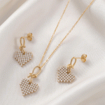 Juego de Cadena, Dije y Aretes Bañados en Oro con Corazón en Micro-Pavé de Circones y Lazo Estilizado