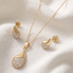 Juego de Cadena, Dije y Aretes Topo Bañados en Oro con Dije de Lágrima y Micro-Pavé de Circones