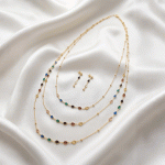 Juego de Collar Largo Multicapa y Aretes Bañados en Oro con Cristales Multicolores en Corte Gotas