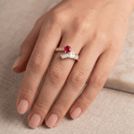Anillo Ajustable para Dama Bañado en Oro con Circón en el centro y Circones Baguette - Imagen 2