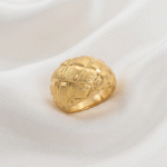 Anillo Tipo Domo para Dama Bañado en Oro con Diseño Acolchado y Textura Diamantada