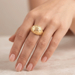 Anillo Tipo Domo para Dama Bañado en Oro con Diseño Acolchado y Textura Diamantada - Imagen 2