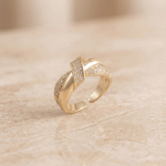 Anillo Ajustable para Dama Bañado en Oro con Cintas Entrelazadas y Micro-Pavé de Circones