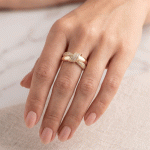 Anillo Ajustable para Dama Bañado en Oro con Cintas Entrelazadas y Micro-Pavé de Circones - Imagen 2